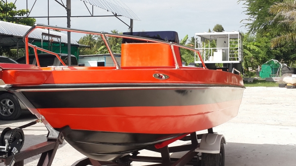 ขาย เรือไฟเบอร์ 17 ฟุต ป้อมกลาง อุปกรณ์ครบพร้อมเทเลอร์