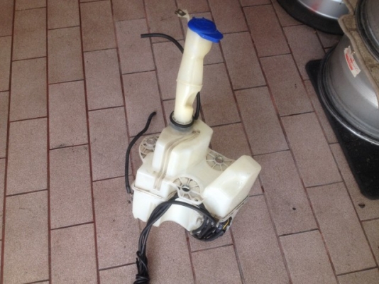 กระปุกฉีดน้ำฝน VOLVO V70 ของเก่าญี่ปุ่นสภาพดี กระปุกฉีดน้ำฝน VOLVO V70 ของเก่าญี่ปุ่นสภาพดี