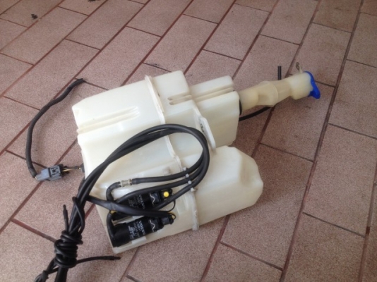 กระปุกฉีดน้ำฝน VOLVO V70 ของเก่าญี่ปุ่นสภาพดี