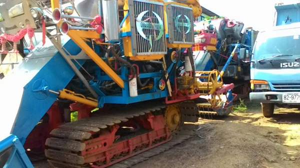 รถเกี่ยวข้าว ปานเจริญ เครื่องISUZU 240แรงตัวเดิน12HT ปั้มใดกิ้น23