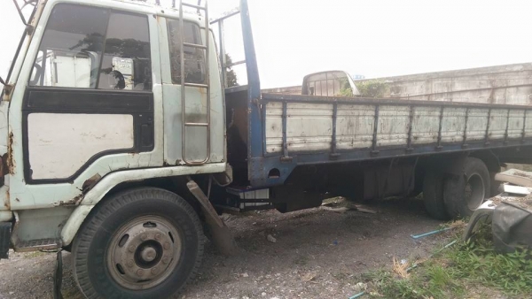 ร๊อกกี้ 175 แรง ยาว 6.50  เครื่องดี มีแอร์ คัสซีสวย หัวไม่สวยครับ 300,000 ถ้วน