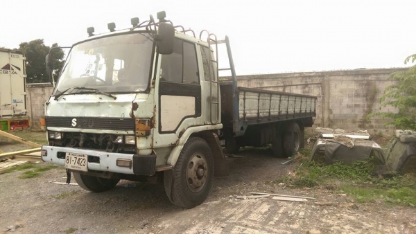 ร๊อกกี้ 175 แรง ยาว 6.50  เครื่องดี มีแอร์ คัสซีสวย หัวไม่สวยครับ 300,000 ถ้วน