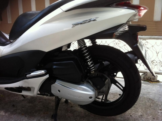 ขออนุญาติขาย HONDA PCX NEW 125-i คอนโซนดำ สีขาวมุก สภาพสวยมาก ขออนุญาติขาย HONDA PCX NEW 125-i คอนโซนดำ สีขาวมุก สภาพสวยมาก