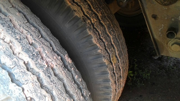 ขายหาง พื้นเรียบ สามมิต  3 เพลา. แท้  ปี 53     สนใจติดต่อ  081 - 6079515