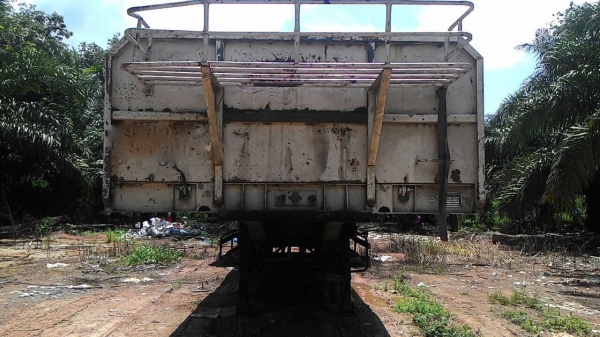 ขายหาง พื้นเรียบ สามมิต  3 เพลา. แท้  ปี 53     สนใจติดต่อ  081 - 6079515