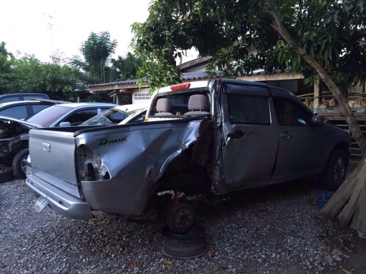 ซากดีเเมกด์4ประตูเครื่อง2500สีเทาตัวเตี้ยโอนลอยๆเล่มได้เลยหรือเเยกอะไหลได้ทั้งคันมีอีกหลายรุ่นทั้งเก๋งเเละกระบะ