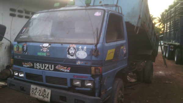 รถบรรทุก 6 ล้อดัมพ์ ยี่ห้อ อีซูซู 115 เพลาเอฟหน้า เอฟหลัง พวงมาลัยเพาเวอร์ตามสภาพ ราคา 250000 ต่อลองได้สนใจติอต่อ 0835601591 หรือ 0903494058