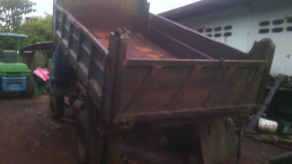 รถบรรทุก 6 ล้อดัมพ์ ยี่ห้อ อีซูซู 115 เพลาเอฟหน้า เอฟหลัง พวงมาลัยเพาเวอร์ตามสภาพ ราคา 250000 ต่อลองได้สนใจติอต่อ 0835601591 หรือ 0903494058