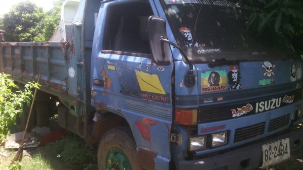 รถบรรทุก 6 ล้อดัมพ์ ยี่ห้อ อีซูซู 115 เพลาเอฟหน้า เอฟหลัง พวงมาลัยเพาเวอร์ตามสภาพ ราคา 250000 ต่อลองได้สนใจติอต่อ 0835601591 หรือ 0903494058