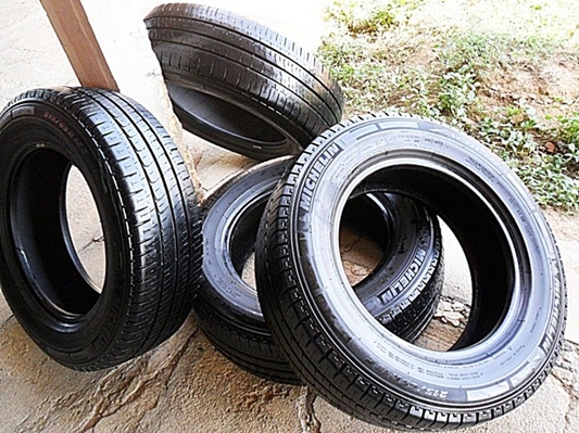 ยางกระบะขอบ16 มิชลิน 215-65-R16ลงพื้นปลายปี12 (4เส้น2,800บ)