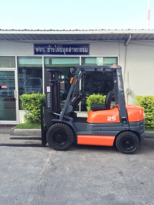 รถยกโฟร์คลิฟท์ยี่ห้อTOYOTA รุ่น 6 FD-25 รถยกโฟร์คลิฟท์ยี่ห้อTOYOTA รุ่น 6 FD-25