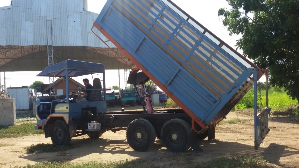 ขายอีแต๋นด้ำ6ล้อเลียงเครื่องอีสุสุผาทอง90 กระบะเหล็ก หัวเร็ด บรรณทุกได้6-7ตัน คันชีใหญ่หน้า6-7นิ้มคานโลงงาน ราคา185000บาท รถพร้อมใช้งานสวยมากเดิมๆโทร0813655997อำพร พาเจริญ ต วังบัว อ คลองขลุง จ กำแพงเพชร ราคานี้ยังต่อลองได้อีกนะครับ