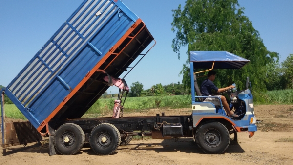 ขายอีแต๋นด้ำ6ล้อเลียงเครื่องอีสุสุผาทอง90 กระบะเหล็ก หัวเร็ด บรรณทุกได้6-7ตัน คันชีใหญ่หน้า6-7นิ้มคานโลงงาน ราคา185000บาท รถพร้อมใช้งานสวยมากเดิมๆโทร0813655997อำพร พาเจริญ ต วังบัว อ คลองขลุง จ กำแพงเพชร ราคานี้ยังต่อลองได้อีกนะครับ