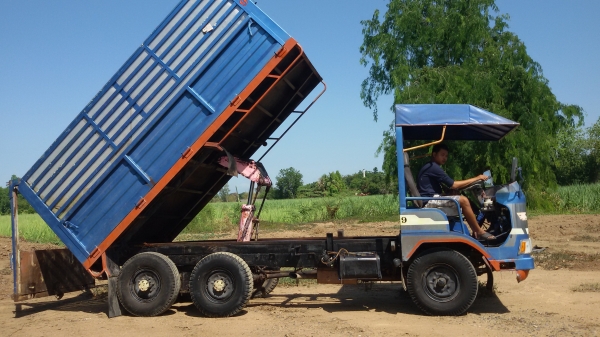 ขายอีแต๋นด้ำ6ล้อเลียงเครื่องอีสุสุผาทอง90 กระบะเหล็ก หัวเร็ด บรรณทุกได้6-7ตัน คันชีใหญ่หน้า6-7นิ้มคานโลงงาน ราคา185000บาท รถพร้อมใช้งานสวยมากเดิมๆโทร0813655997อำพร พาเจริญ ต วังบัว อ คลองขลุง จ กำแพงเพชร ราคานี้ยังต่อลองได้อีกนะครับ