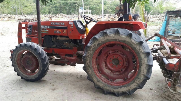 ขายรถไถ KUBOTA M 5000 สภาพดีเดิมๆพร้อมใช้งาน อุปกรณ์ครบ 3 ชิ้นมีพร้อมดันหน้า ผานพรวนและ โรตารี่