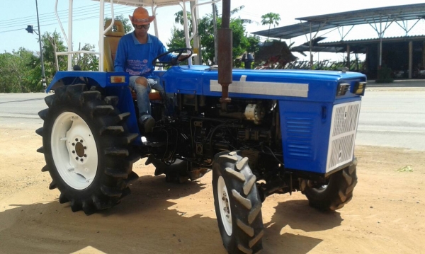 ขายรถไถแช้มป์384แรงพร้อมไช้งานโฟวินรถอยู่วังบัว คลองขลุง กำแพงเพชร  ราคา78000บาท   สนใจสอบุถามได้ที่081 3655997 อ๋าพร  พาเจริญ  ราคาต่อรองได้อีกนะครับ