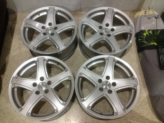 ล้อเเท้ OZ ขอบ17กว้าง7นิ้วครึ่งอ๊อฟ35ใส่ VOLVO 5รู108 สีเดิมสภาพสวยเก่าญี่ปุ่น