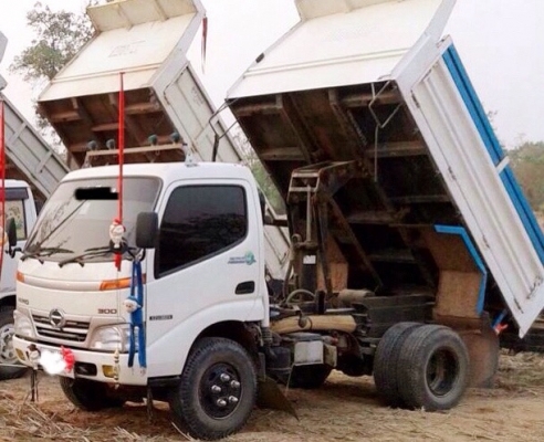 HINO XZU 136 HP NO4C ปี 55 หกล้อดั๊มพ์  กระบะดั๊มพ์เหล็ก 4 ตันความยาว 3.20เมตรสวยจัดทั้งคันพร้อมบรรทุกพร้อมใช้งาน เครื่องแน่นแรงดีเดิมๆ ภายในเก๋งคอนโซลสวยครบพร้อม แอร์เย็น พวงมาลัยเพาเวอร์ ช่วงล่างแน่นดีเดิมๆ คัชซีสวยตลอดเส้น ยางสภาพดีประมาณ 70\% พร้อมใช้ง