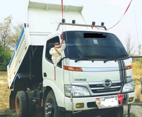 HINO XZU 136 HP NO4C ปี 55 หกล้อดั๊มพ์  กระบะดั๊มพ์เหล็ก 4 ตันความยาว 3.20เมตรสวยจัดทั้งคันพร้อมบรรทุกพร้อมใช้งาน เครื่องแน่นแรงดีเดิมๆ ภายในเก๋งคอนโซลสวยครบพร้อม แอร์เย็น พวงมาลัยเพาเวอร์ ช่วงล่างแน่นดีเดิมๆ คัชซีสวยตลอดเส้น ยางสภาพดีประมาณ 70\% พร้อมใช้ง