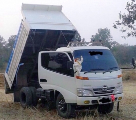 HINO XZU 136 HP NO4C ปี 55 หกล้อดั๊มพ์  กระบะดั๊มพ์เหล็ก 4 ตันความยาว 3.20เมตรสวยจัดทั้งคันพร้อมบรรทุกพร้อมใช้งาน เครื่องแน่นแรงดีเดิมๆ ภายในเก๋งคอนโซลสวยครบพร้อม แอร์เย็น พวงมาลัยเพาเวอร์ ช่วงล่างแน่นดีเดิมๆ คัชซีสวยตลอดเส้น ยางสภาพดีประมาณ 70\% พร้อมใช้ง