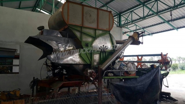 รถเกี่ยวข้าว สนใจสามารถติดต่อคุณเบนซ์ได้ ที่ 087-266-4840