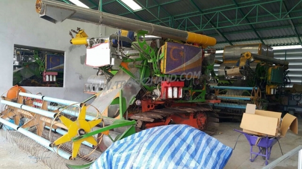 รถเกี่ยวข้าว สนใจสามารถติดต่อคุณเบนซ์ได้ ที่ 087-266-4840