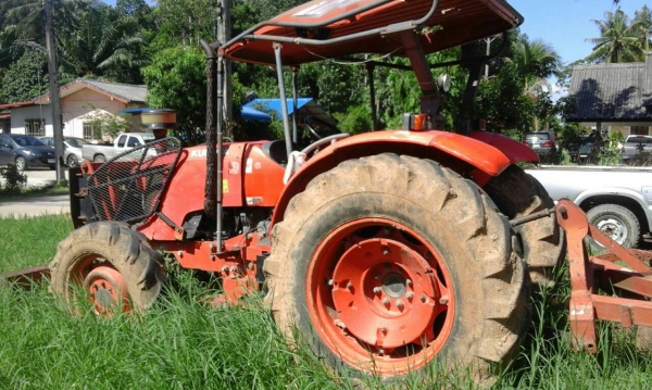 รถไถ KUBOTA 7040  ,  2 เพลา.     สนใจติดต่อ  081 - 6079515