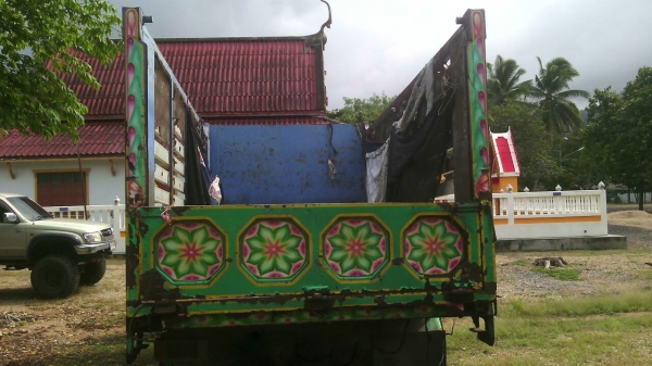 รถอีซูซุ 6 ล้อดั้ม NPR  110 แรงม้า.     สนใจติดต่อ  081 - 6079515