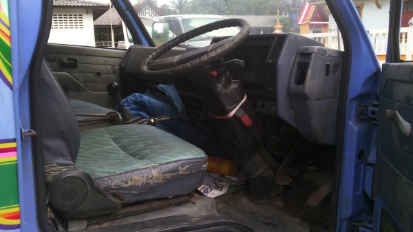 รถอีซูซุ 6 ล้อดั้ม NPR  110 แรงม้า.     สนใจติดต่อ  081 - 6079515