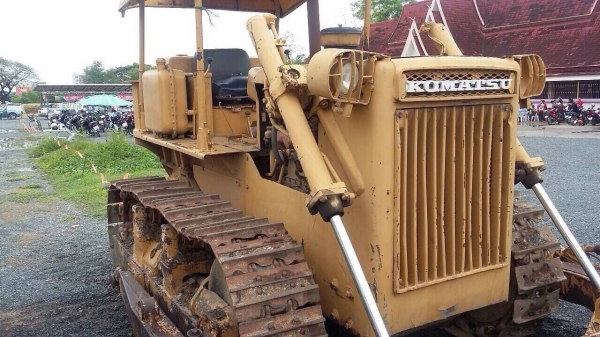 ขายรถชุด 3 คัน รถแบคโฮ VOLVO EC55 รถแทรคเตอร์ KOMATSU D50A-15 รถบรรทุก 6 ล้อดัมพ์ TOYOTA 115 รวม 850000