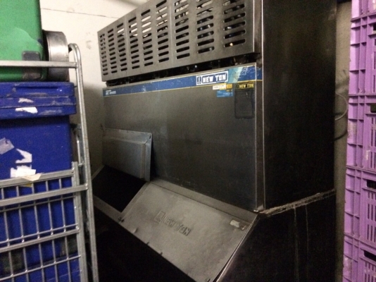 เครื่องทำน้ำแข็ง 6หัวสภาพสวยขายถูก เครื่องทำน้ำแข็ง 6หัวสภาพสวยขายถูก