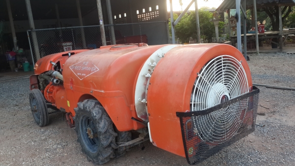 ขายด่วน รถพ่นยา แบบนั่งขับ ขนาด 1,000 ลิตร