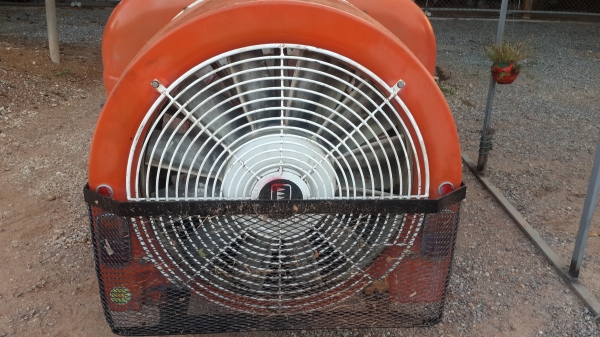 ขายด่วน รถพ่นยา แบบนั่งขับ ขนาด 1,000 ลิตร