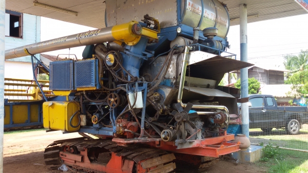 ขายรถเกี่ยวข้าวบางไทรอุ้มราคา500000บาทด่วนเดิน10htเครื่องjo8c