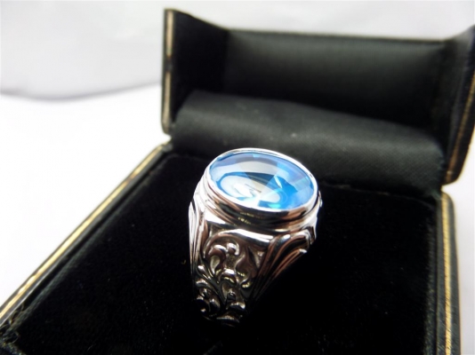 แหวนเงินแท้925พลอยสีฟ้าหน้าหลังเบี้ยก้นเจียรเหลี่ยม