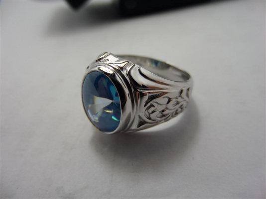 แหวนเงินแท้925พลอยสีฟ้าหน้าหลังเบี้ยก้นเจียรเหลี่ยม