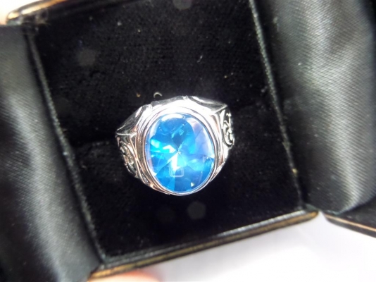 แหวนเงินแท้925พลอยสีฟ้าหน้าหลังเบี้ยก้นเจียรเหลี่ยม