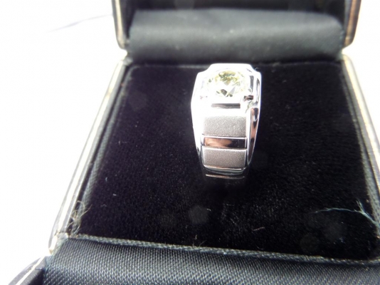 แหวนเงิน 925 แท้ประดับด้วยเพชรโมอีสสีน้ำมันก๊าด