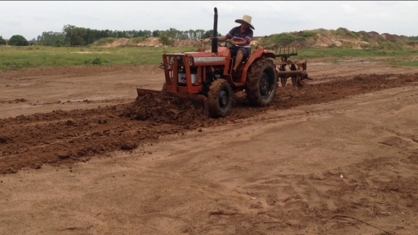 ขายรถไถKUBOTA L2002DT (ราคา 75,000 บาท)มีภาพวีดีโอ เครื่องดี สภาพพร้อมใช้งาน ยางสภาพ80\% พร้อมอูปกรณ