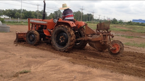 ขายรถไถKUBOTA L2002DT (ราคา 75,000 บาท)มีภาพวีดีโอ เครื่องดี สภาพพร้อมใช้งาน ยางสภาพ80\% พร้อมอูปกรณ