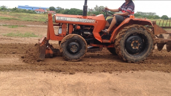 ขายรถไถKUBOTA L2002DT (ราคา 75,000 บาท)มีภาพวีดีโอ เครื่องดี สภาพพร้อมใช้งาน ยางสภาพ80\% พร้อมอูปกรณ