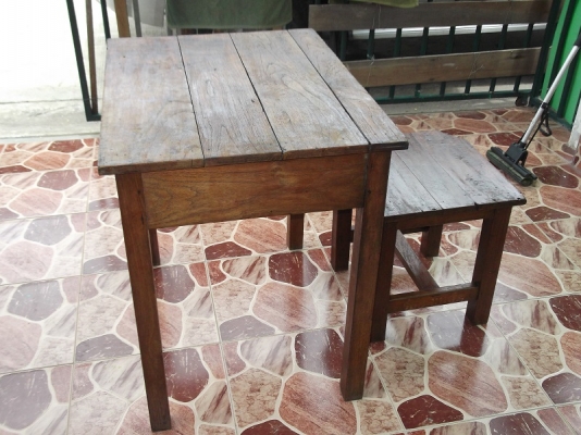 ขายชุดโต๊ะเก้าอี้นักเรียนไม้สัก ขายชุดโต๊ะเก้าอี้นักเรียนไม้สัก