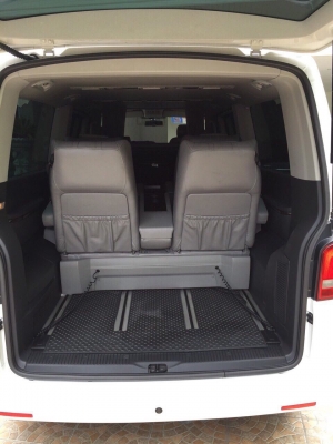 รถตู้โฟร์ค รถ2ปี ออกศูนย์แท้ เหลือประกันซ่อมฟรีที่ศูนย์ แต่ง vip กระจกกันสองชั้นระหว่างคนขับกันเสียง เครื่องเสียงแต่งที่ mirage มีทีวี พร้อม ดาวเทียม 2.1ล้าน