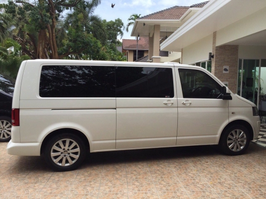 รถตู้โฟร์ค รถ2ปี ออกศูนย์แท้ เหลือประกันซ่อมฟรีที่ศูนย์ แต่ง vip กระจกกันสองชั้นระหว่างคนขับกันเสียง เครื่องเสียงแต่งที่ mirage มีทีวี พร้อม ดาวเทียม 2.1ล้าน