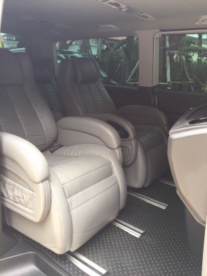 รถตู้โฟร์ค รถ2ปี ออกศูนย์แท้ เหลือประกันซ่อมฟรีที่ศูนย์ แต่ง vip กระจกกันสองชั้นระหว่างคนขับกันเสียง เครื่องเสียงแต่งที่ mirage มีทีวี พร้อม ดาวเทียม 2.1ล้าน