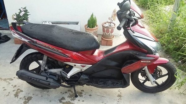 ขาย Honda air blade เครื่องเดิมสนิท เฟืองท้ายไม่มีหอน ท่อไม่มีควันแน่นอน ชุดสีเดิมสนิท วิ่งน้อย รถบ้าน ทะเบียนไม่ขาดต่อ ชุดโอนครับ รถอยุ่ สรงประภา ดอนเมือง กรุงเทพ เบอ 0891123302 line progress7109 ราคา 12500