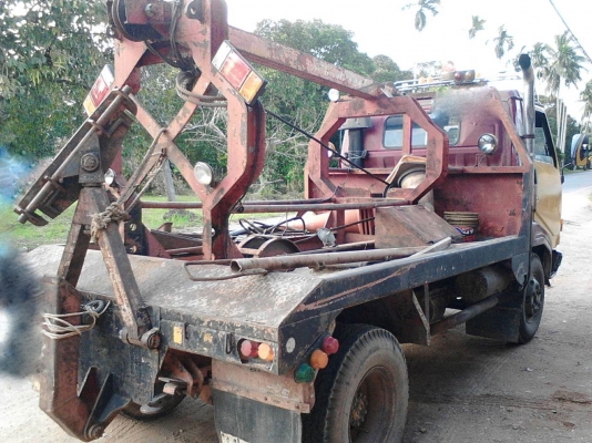 รถฮีโน่ 6 ล้อ ( รถยก. ) 145 แรงม้า. ปี 44.     สนใจติดต่อ  081 - 6079515