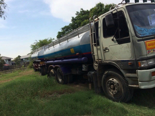ขายรถพ่วง 18 ล้อ 2 เพลา บรรทุกแทงค์น้ำ HINO 3 M เดิมๆสวย มี 6 พ่วง ราคา.1050000 สนใจนัดดูรถได้
