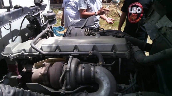 ขายด่วนรถ 6ล้อตู้10บานHINOMAGAเครือง220แรงยาว7,20เมตร