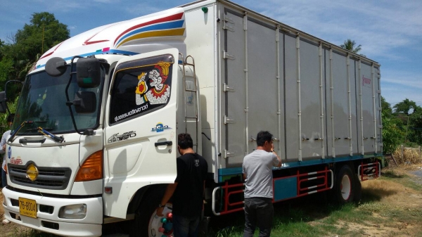 ขายด่วนรถ 6ล้อตู้10บานHINOMAGAเครือง220แรงยาว7,20เมตร